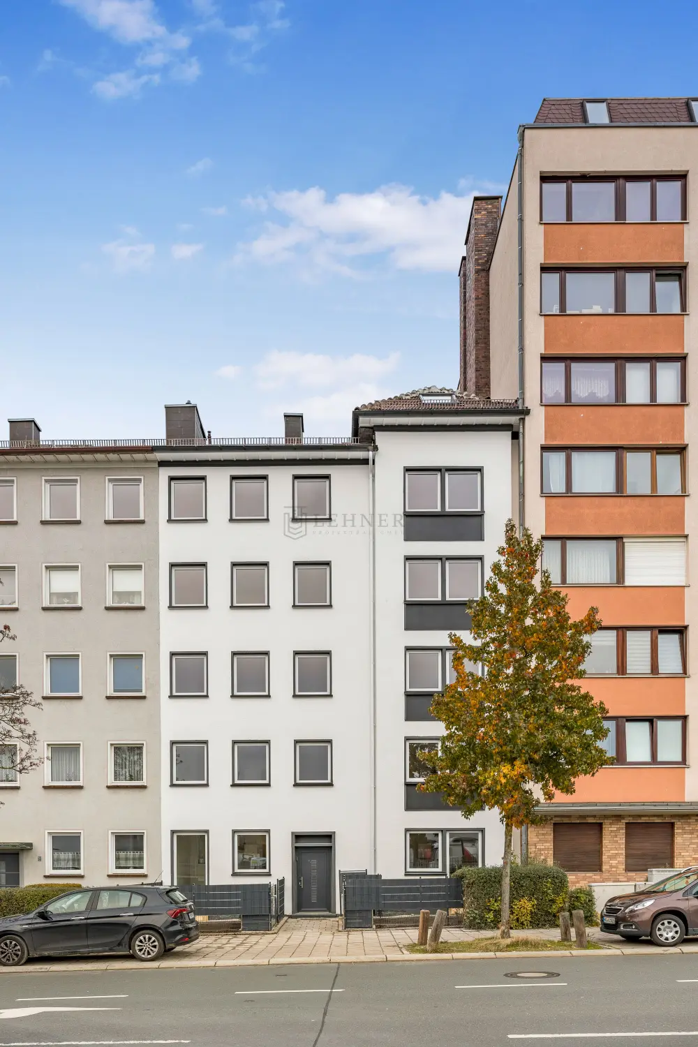 KM Investment Group, Renoviertes Schlafzimmer mit weißem Farbkonzept und hellbraunem Holzboden